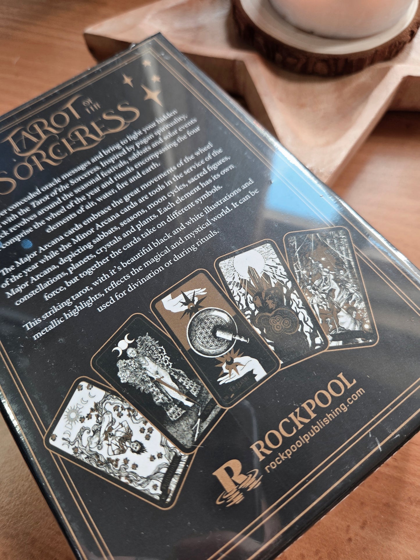 Tarot Of The Sorceress :
A Witch's Wheel Of The Year