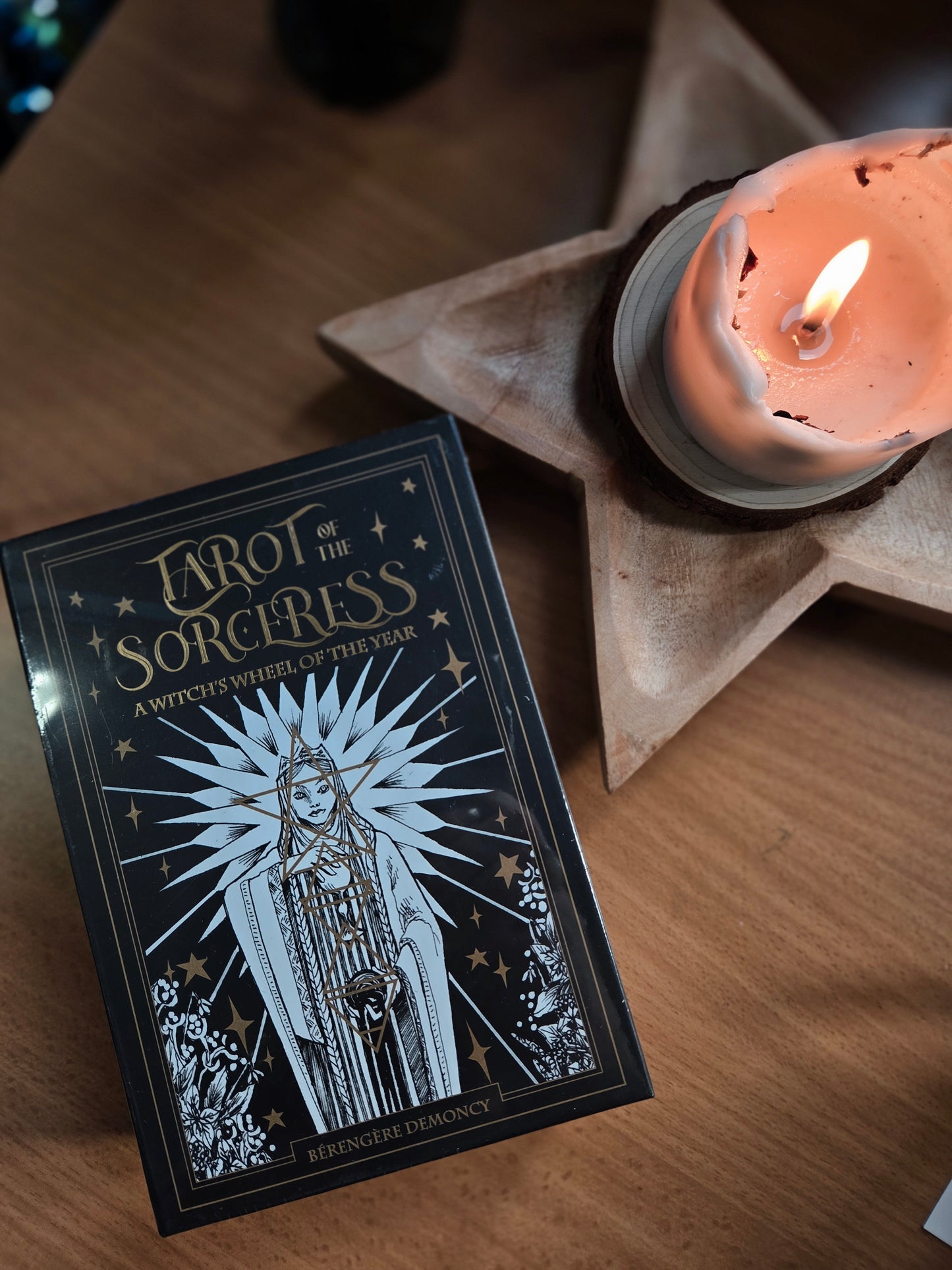 Tarot Of The Sorceress :
A Witch's Wheel Of The Year
